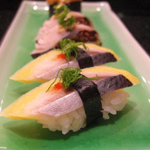 CA-TRICH-EP-TRUNG-CUON-SUSHI.gif
